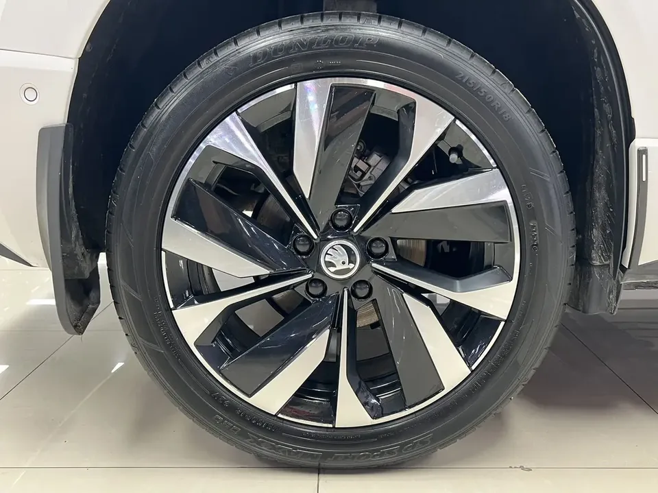 Skoda Karoq facelift TSI280 luxury version 2022 — миниатюра 3