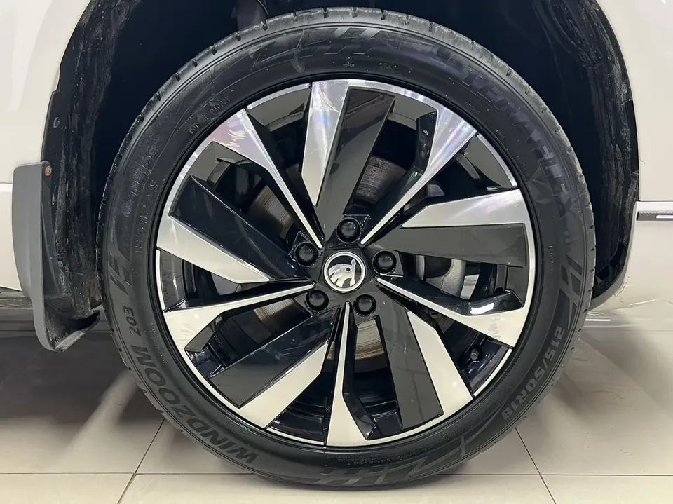Skoda Karoq facelift TSI280 luxury version 2022 — миниатюра 4
