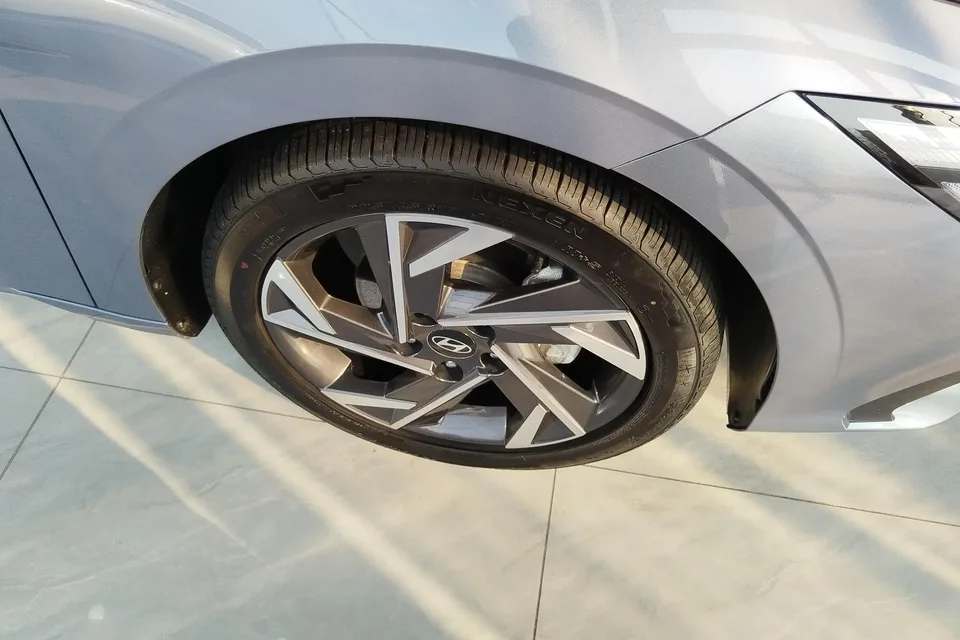 Hyundai Elantra 1.5L CVT LUX Premium Edition 2025 — миниатюра 2