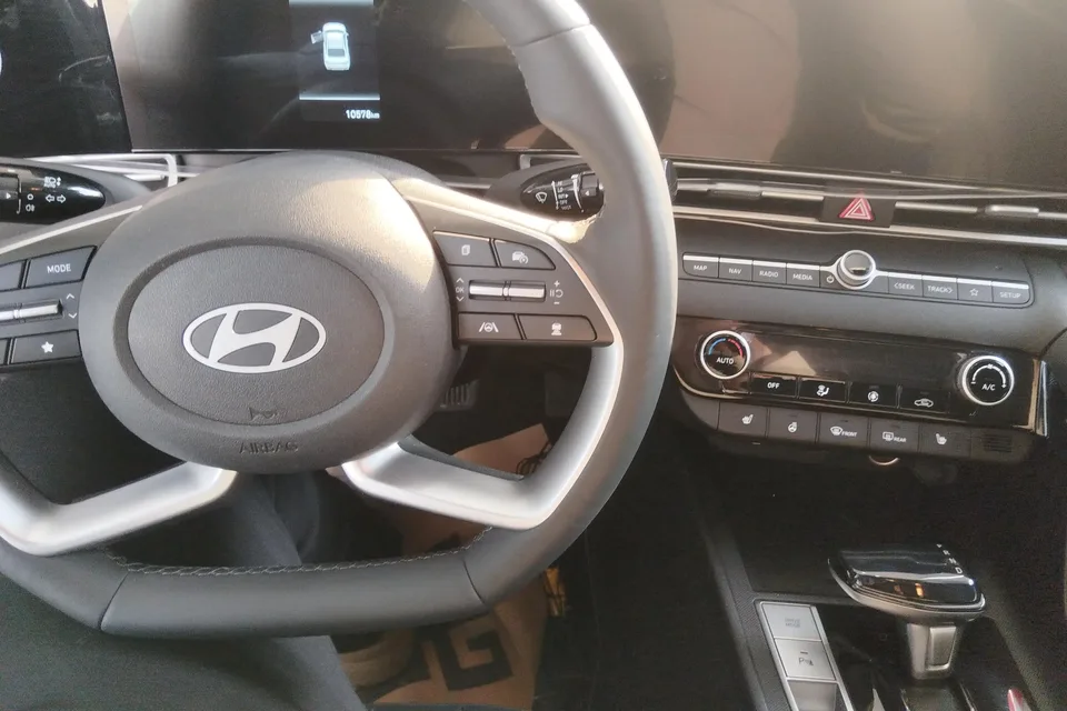 Hyundai Elantra 1.5L CVT LUX Premium Edition 2025 — миниатюра 4