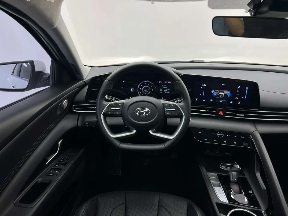 Hyundai Elantra Elantra 1.5L CVT LUX Premium Edition 2022 — thumbnail 4