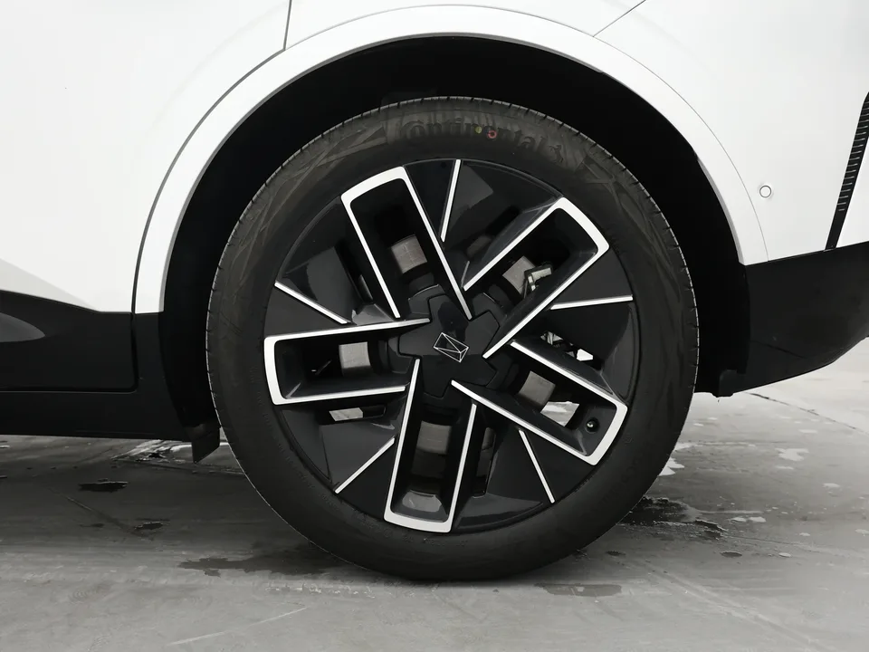 Avatr 11 Avita 11 Modified Max rear-wheel drive extended-range version 2025 — photo 1, buy with delivery to Moscow