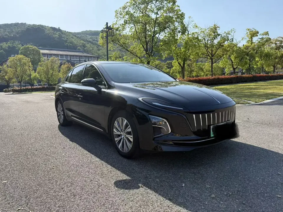 Hongqi E-QM5 facelift basic travel version 2023 — миниатюра 3