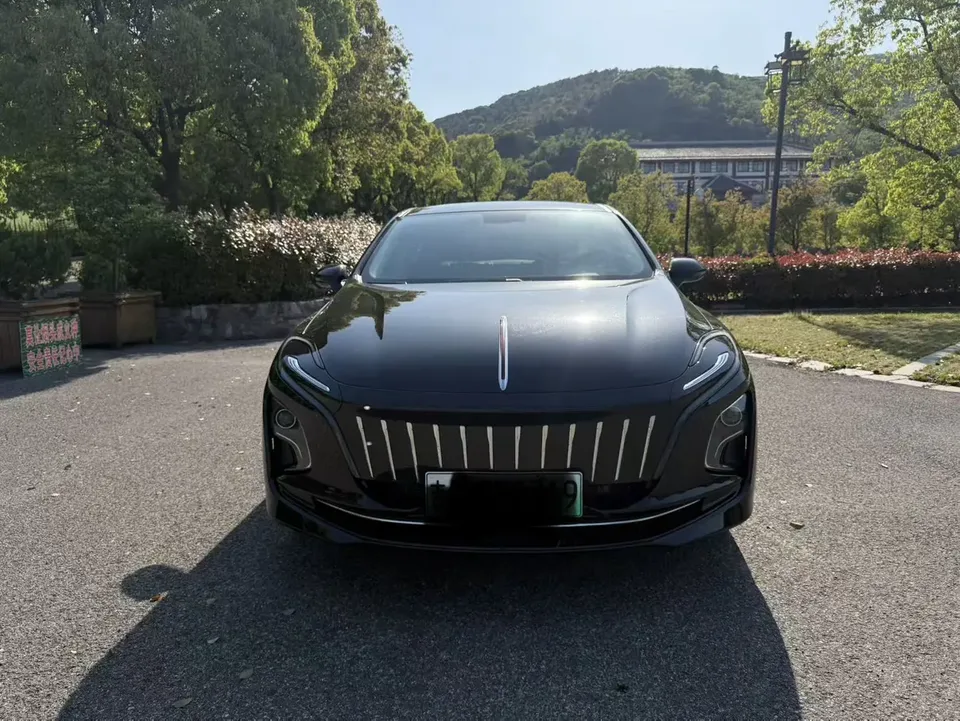 Hongqi E-QM5 2023