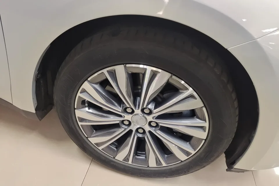 Hongqi E-QM5 charging 431km enjoyment version 5 seats 2023 — миниатюра 2