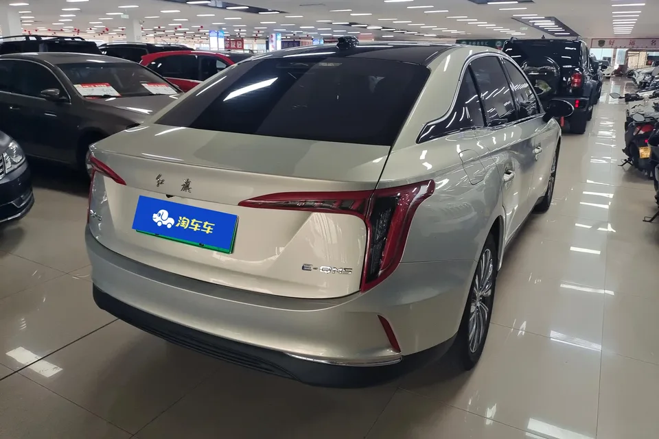 Hongqi E-QM5 charging 431km enjoyment version 5 seats 2023 — миниатюра 4