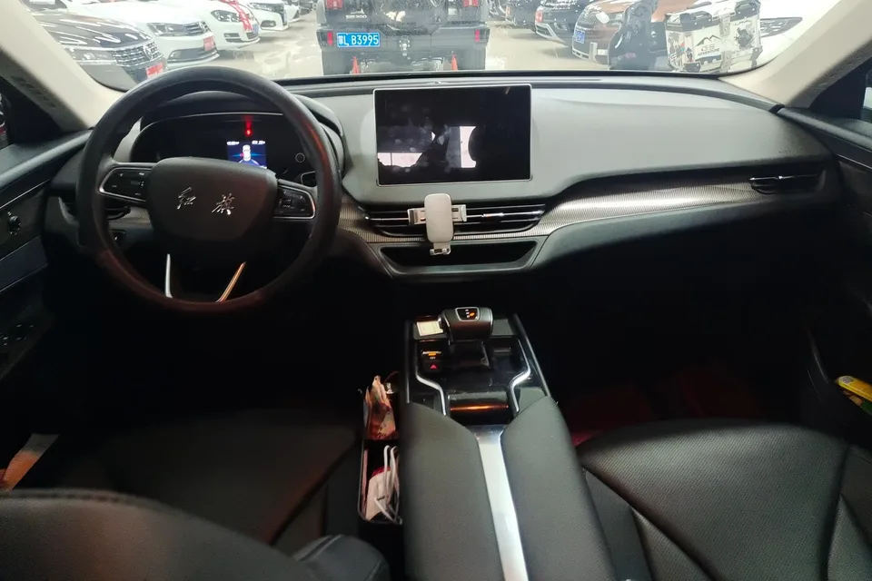 Hongqi E-QM5 charging 431km enjoyment version 5 seats 2023 — миниатюра 5