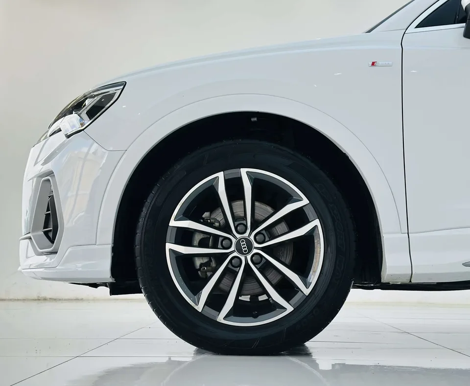 Audi Q3 Audi Q3 2022 35 TFSI aggressive and dynamic model 2022 — миниатюра 3