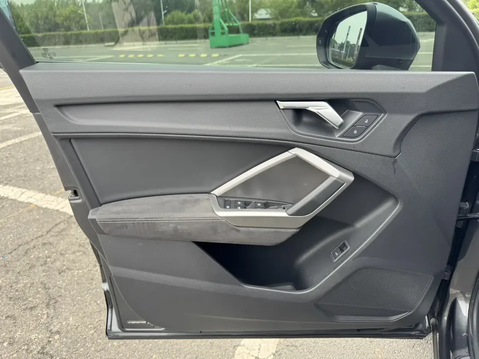 Audi Q3 Audi Q3 2022 35 TFSI Fashionable and Dynamic 2023 — миниатюра 3