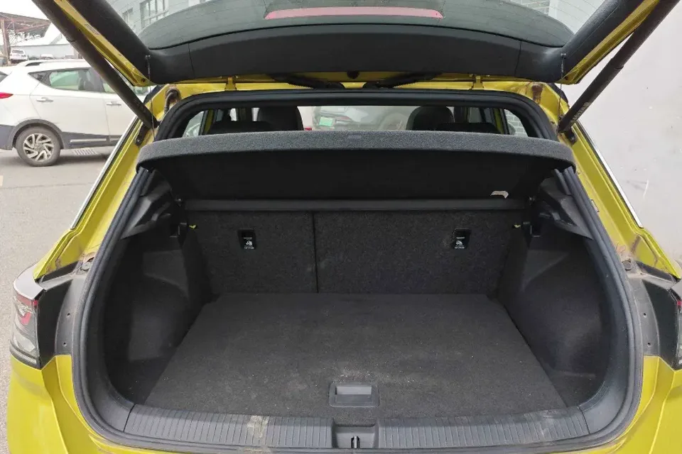 Volkswagen T-Roc 300TSI DSG Starlight Edition 2023 — миниатюра 3