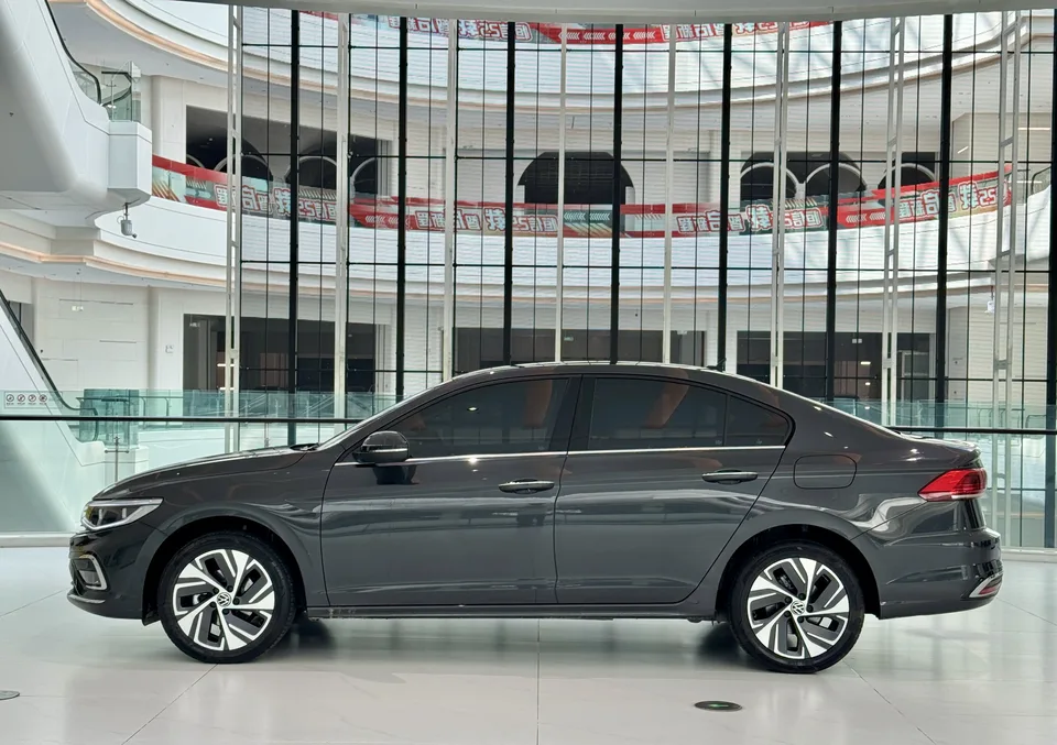 Volkswagen Bora Bora 2023 200TSI DSG Joy Travel PRO Edition 2024 — thumbnail 4