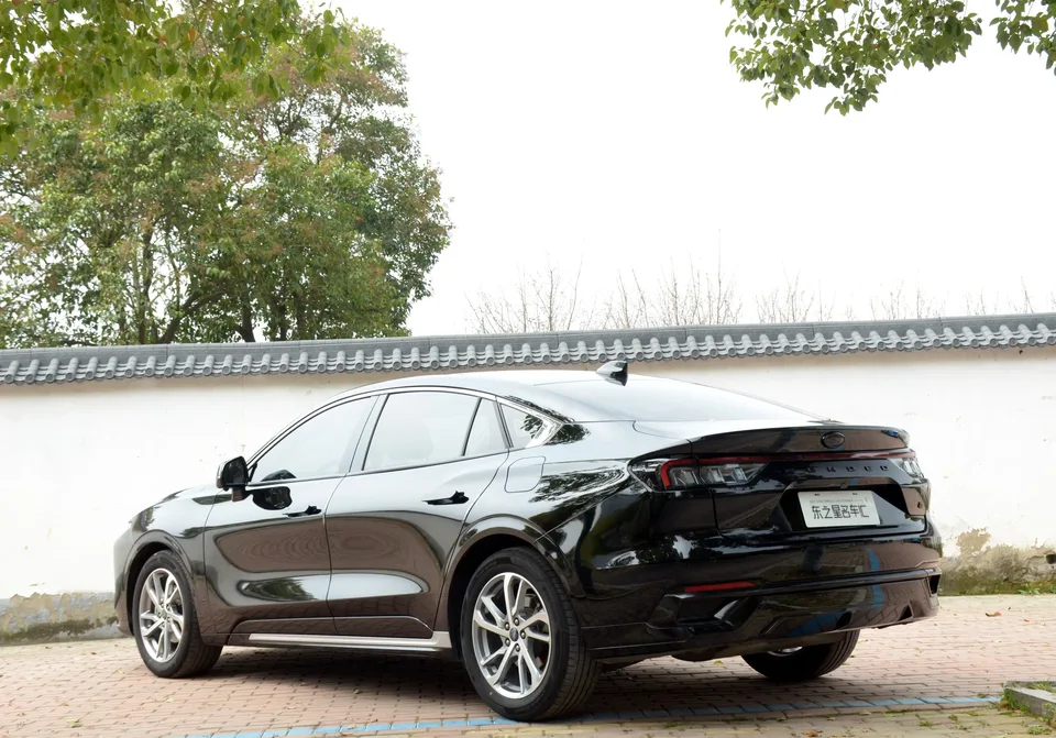 Ford Mondeo facelift EcoBoost 245 luxury model 2024 — миниатюра 5