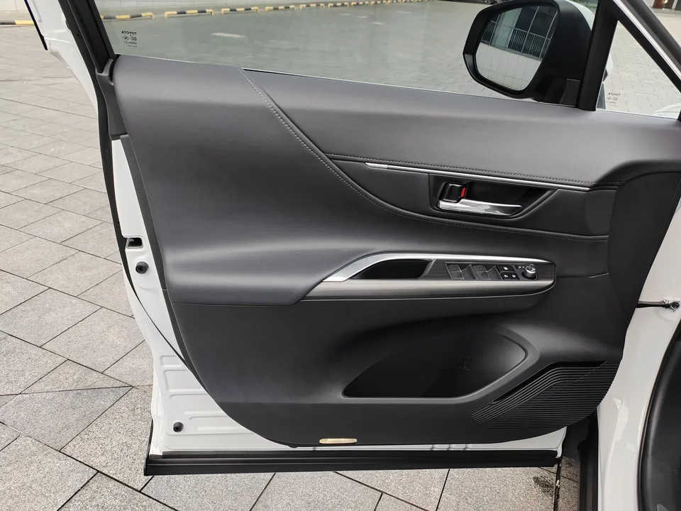 Toyota HARRIER 2.0L CVT 2WD Luxury Edition 2024 — миниатюра 3