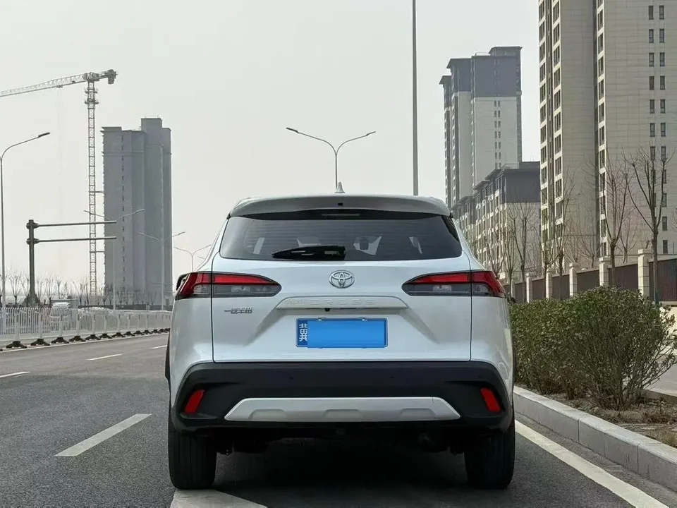 Toyota CorollaCross 2.0L CVT Deluxe Edition 2023 — миниатюра 2