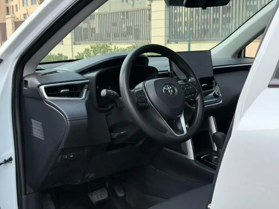 Toyota CorollaCross 2.0L CVT Deluxe Edition 2023 — миниатюра 5