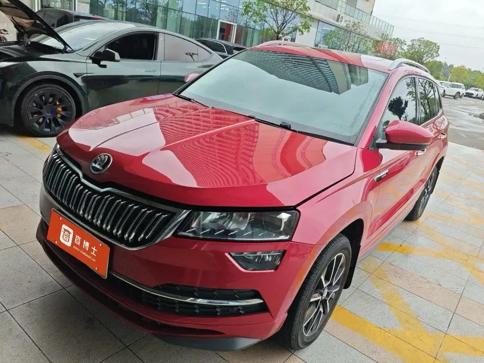 Skoda Karoq 2022 Karoq TSI280 Premium Edition 2022 — фото 1, купить с доставкой в Москву