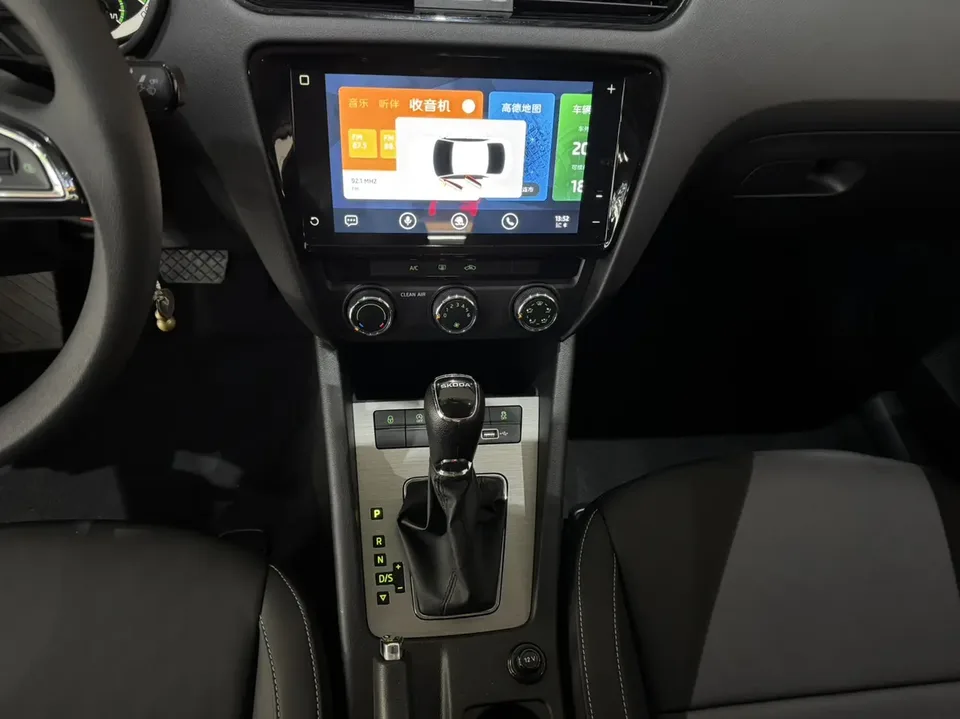 Skoda Octavia 1.5L Automatic Comfort Edition 2022 — миниатюра 5