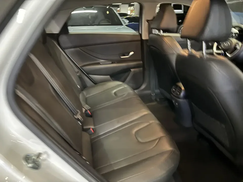Hyundai Elantra 1.5L CVT 20th SE 20th Anniversary Edition 2022 — миниатюра 3