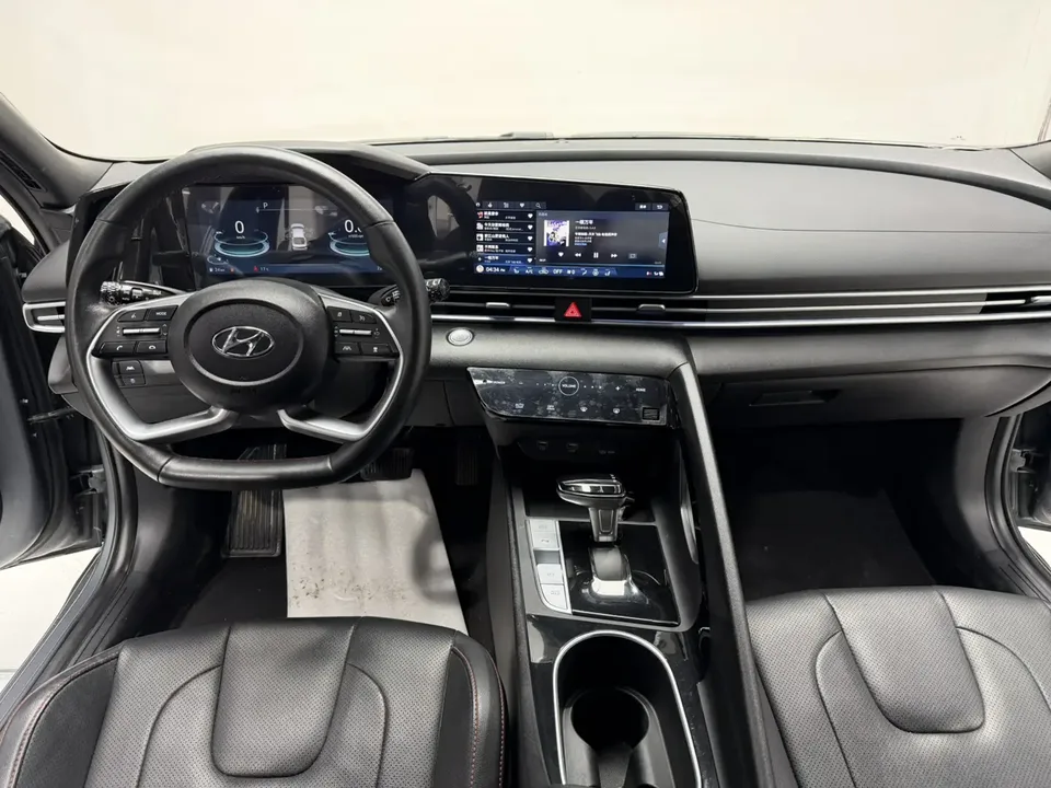 Hyundai Elantra 1.5L CVT 20th SE 20th Anniversary Edition 2023 — миниатюра 3