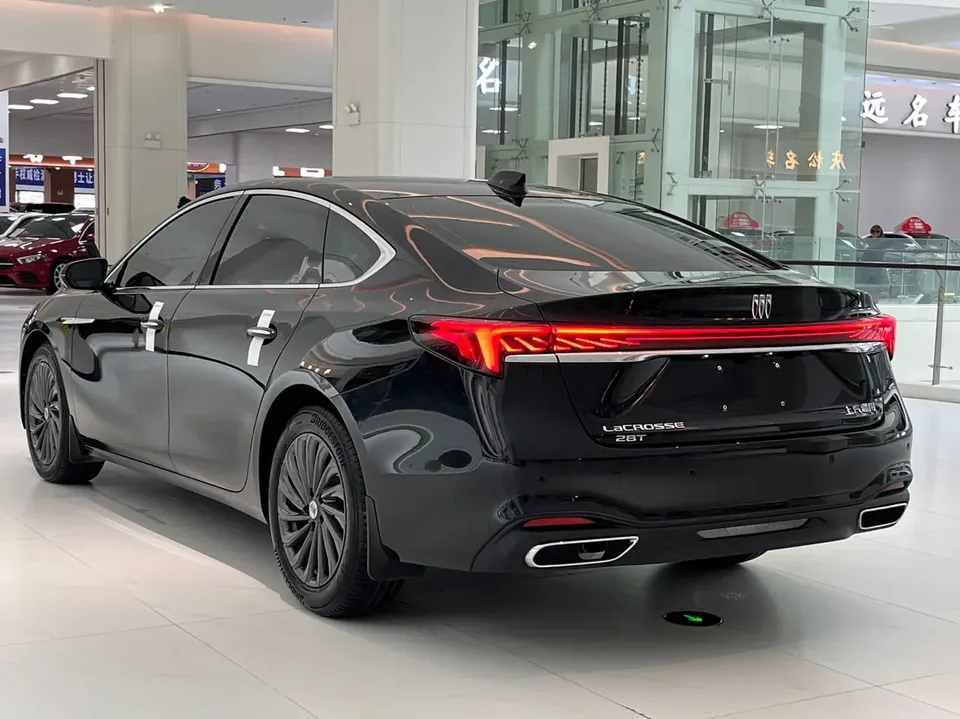 Buick LaCrosse LaCrosse 2025 28T Platinum Edition 2024 — миниатюра 2