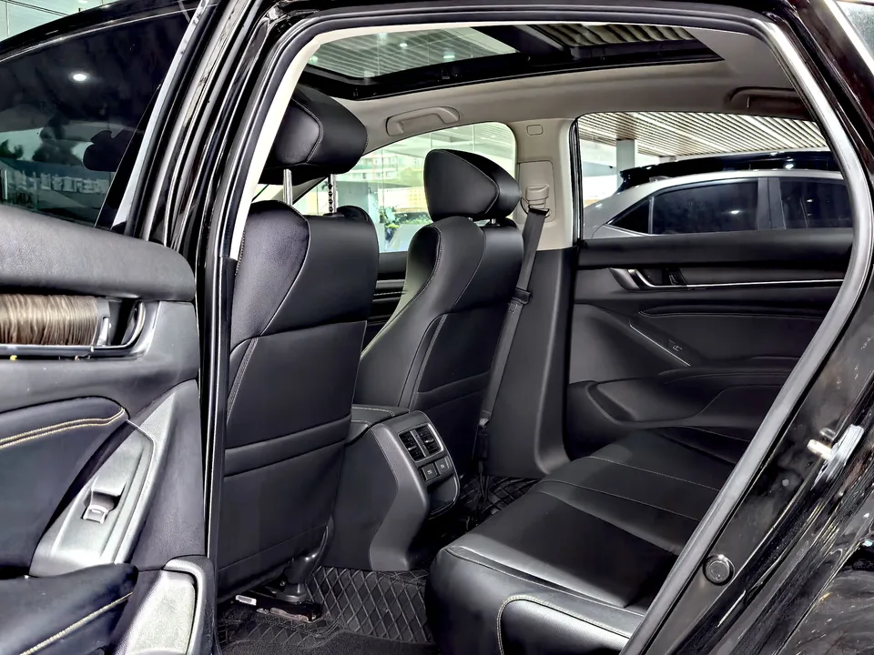 Honda Accord 2022 Accord 260TURBO Fantasy Night Premium Edition 2022 — миниатюра 5