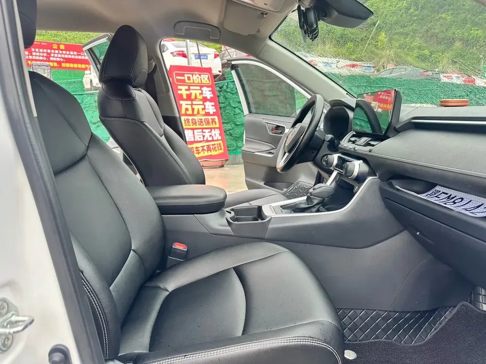 Toyota RAV4 2.0L CVT 2WD Urban Edition 2023 — миниатюра 3
