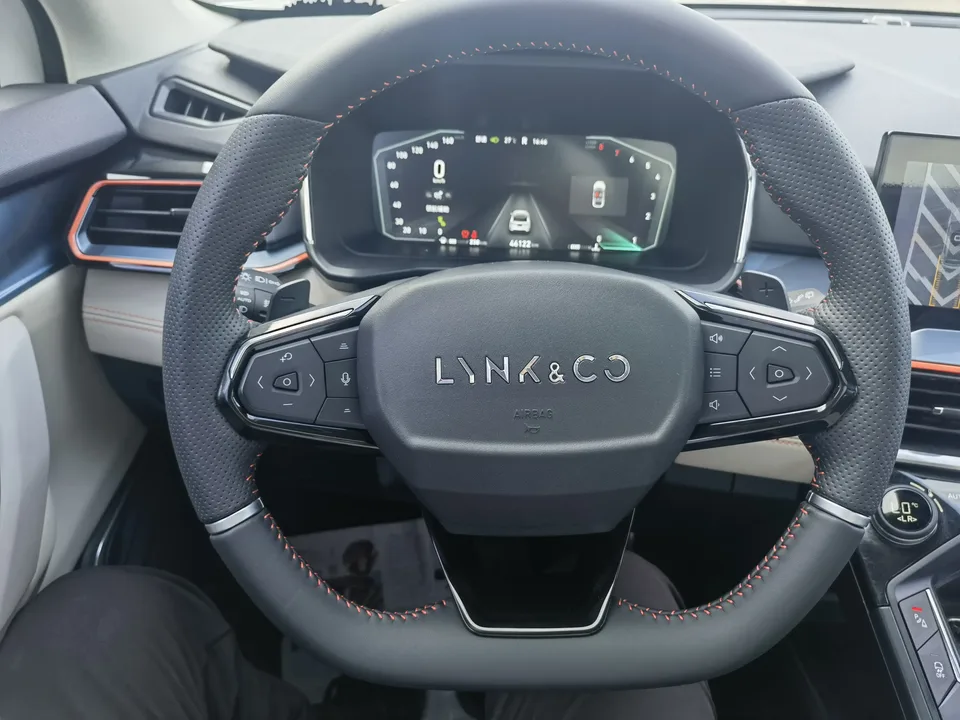 Lynk & Co 06 EM-P Shero Pink Special Edition 2023 — миниатюра 3