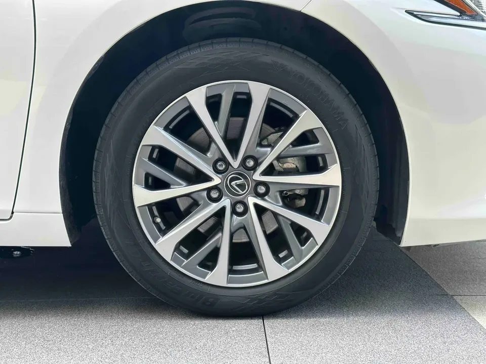 Lexus ES 200 Excellence Edition 2023 — миниатюра 3