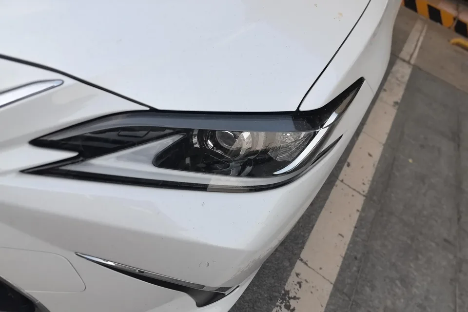 Lexus ES 200 Excellence Edition 2022 — миниатюра 2