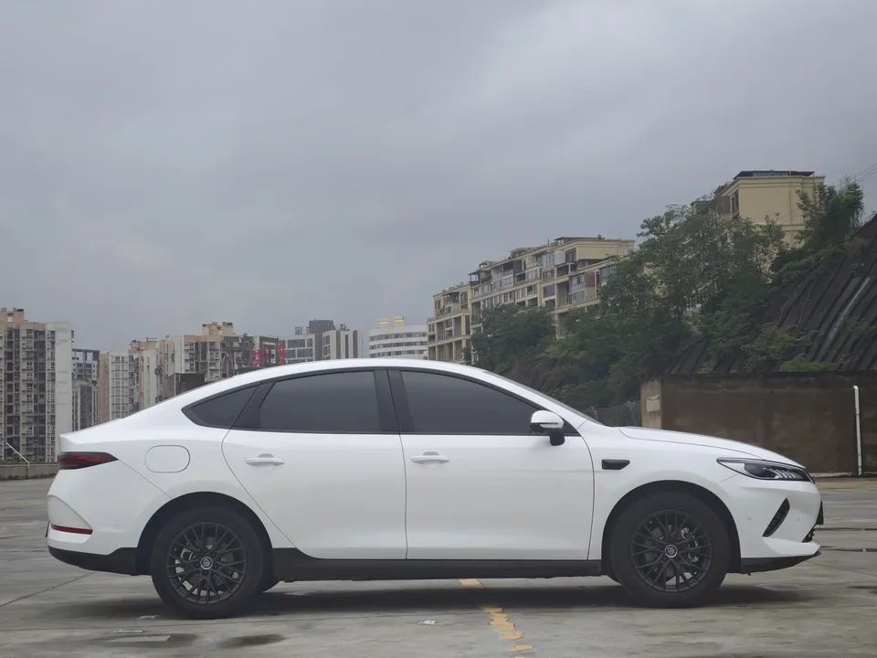 BYD Qin PLUS EV Smart Driving Edition 420KM Leading Edition 2025 — миниатюра 2
