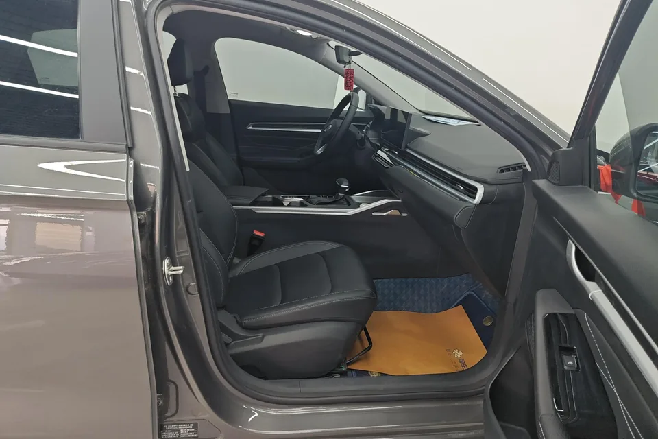 Geely Emgrand Emgrand Emgrand 2025 4th Generation 1.5L CVT Longteng Edition 2025 — thumbnail 3