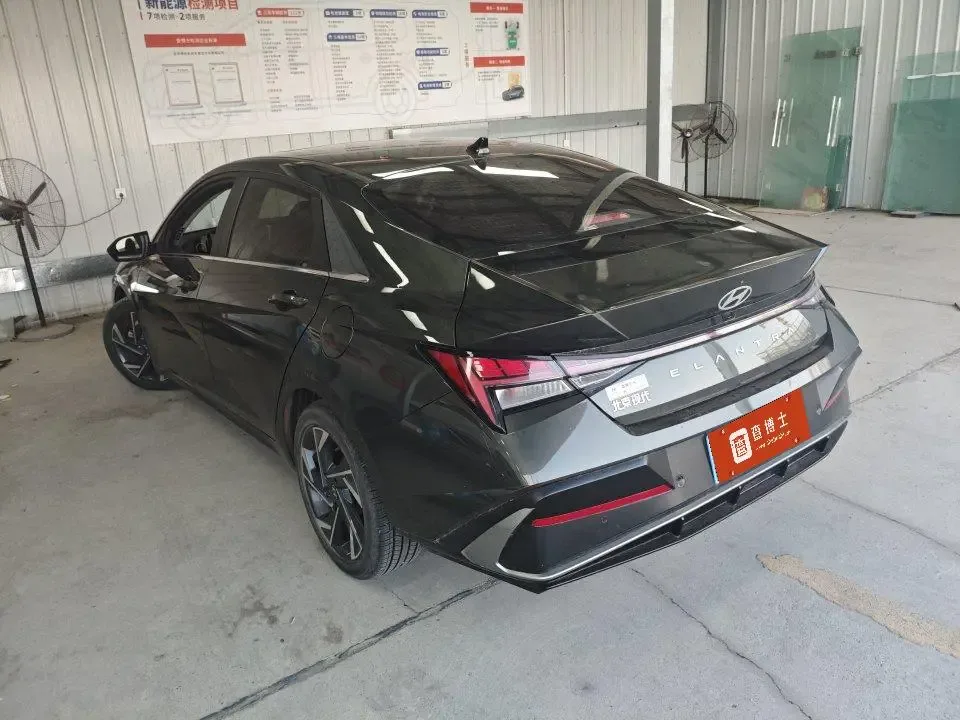 Hyundai Elantra Elantra 1.5L CVT LUX Premium Edition 2023 — миниатюра 4