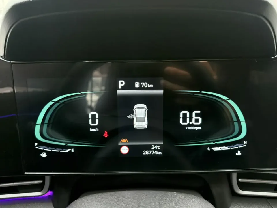Hyundai Elantra Elantra 1.5L CVT LUX Premium Edition 2023 — миниатюра 3