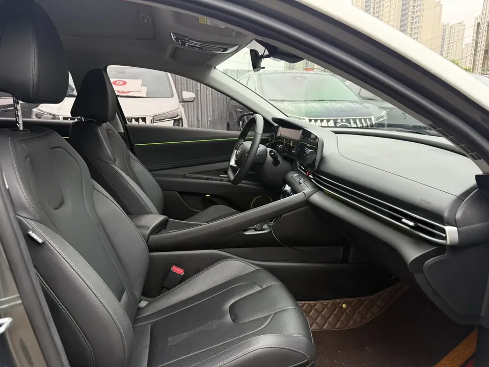 Hyundai Elantra Elantra 1.5L CVT LUX Premium Edition 2023 — миниатюра 4