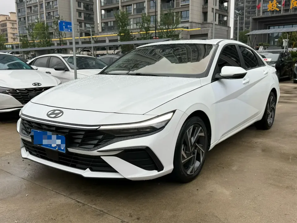 Hyundai Elantra Elantra 1.5L CVT LUX Premium Edition 2023 — фото 1, купить с доставкой в Москву