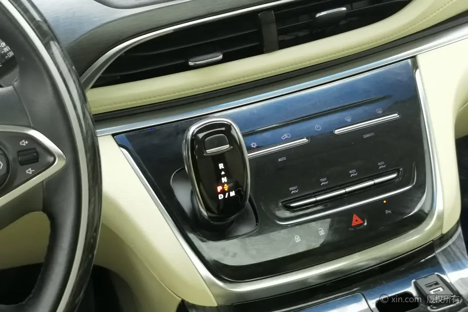 Buick GL8 Land Business Class 2.0T Luxury Edition 2023 — миниатюра 4