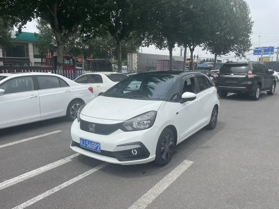 Honda FIT Fit 1.5L CVT Trendy Sunroof Edition 2022 — photo 1, buy with delivery to Moscow