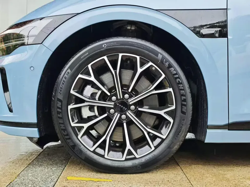 Zeekr 007GT ZEEKR 007GT Four-wheel drive intelligent driving version 75kWh 2025 — миниатюра 3