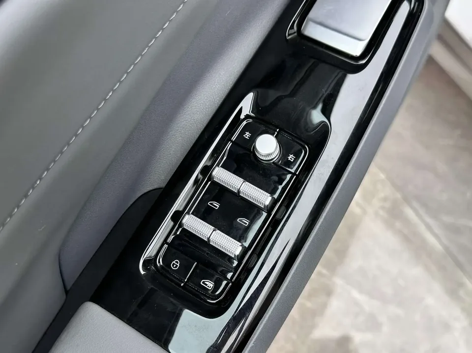 Geely Galaxy L7 Galaxy L7 1.5L EM-i 115km Exploration Edition 2025 — thumbnail 5