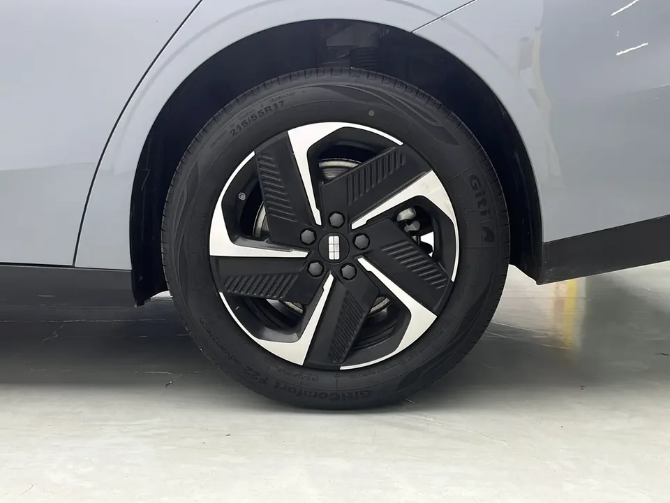Geely Galaxy L6 Galaxy L6 1.5 EM-i DHT 140KM Exploration+ Edition 2025 — thumbnail 3