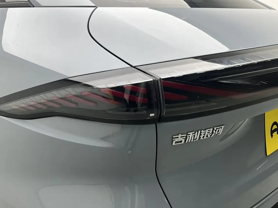 Geely Galaxy L6 Galaxy L6 1.5 EM-i DHT 140KM Exploration+ Edition 2025 — thumbnail 4