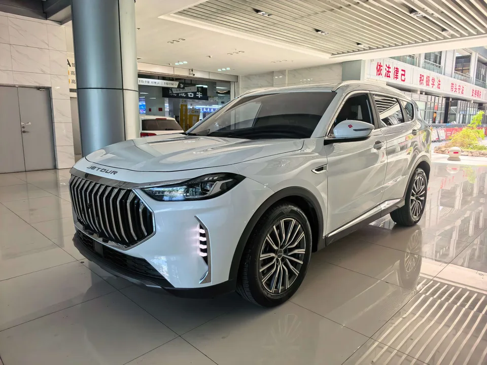 Jetour Jietu X70 PLUS Jietu X70 PLUS Champion Edition 1.5T DCT Champion PRO 5-seater 2024 — photo 1, buy with delivery to Moscow