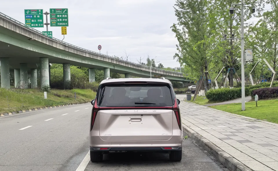 Datong Maxus G70 Maxus G70 2.0T Automatic Flagship Edition 7 Seaters 2024 — thumbnail 2