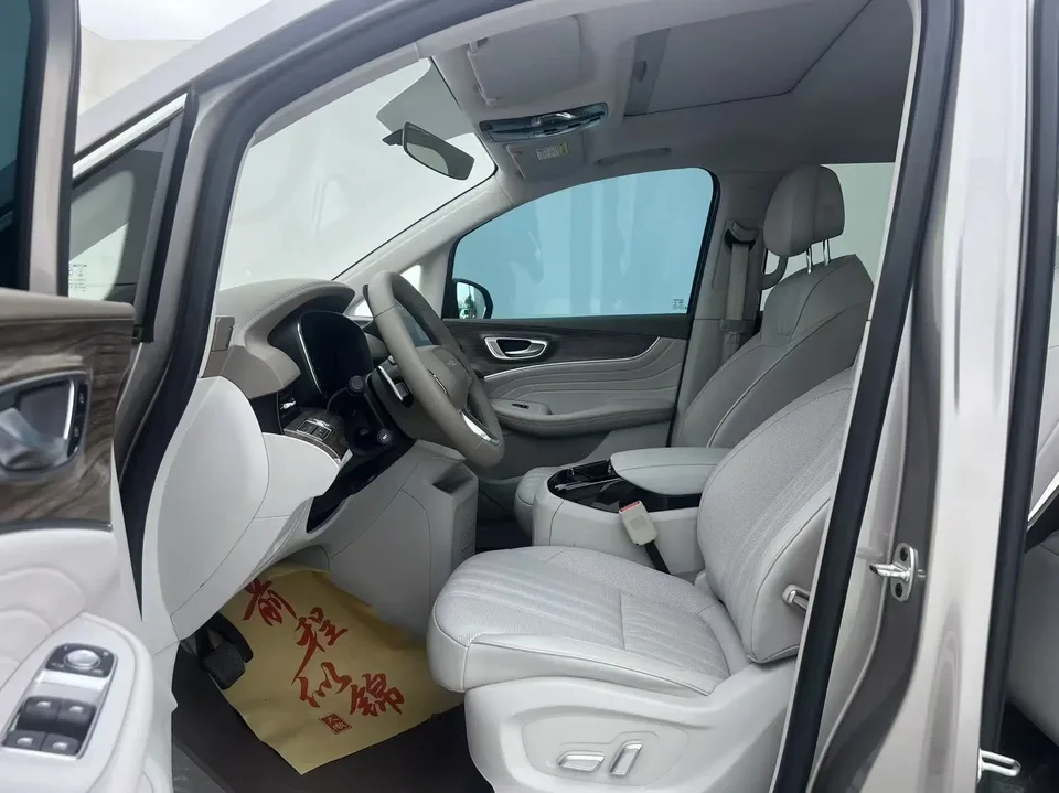 Roewe iMAX8 Roewe iMAX8 2022 400TGI Gathering Edition 2023 — миниатюра 4