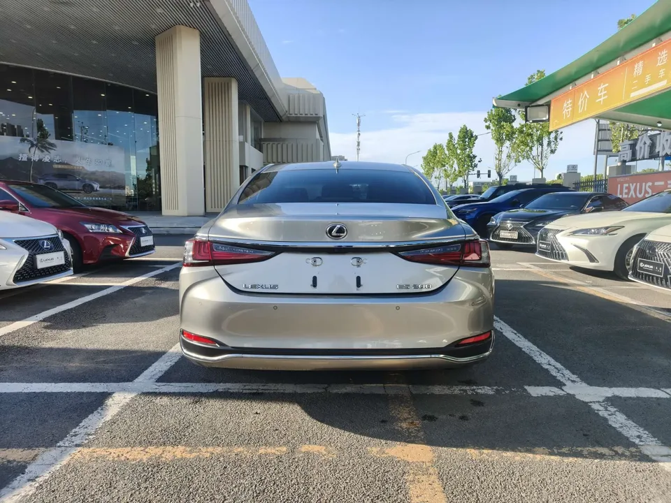 Lexus ES 200 Excellence Edition 2024 — миниатюра 2