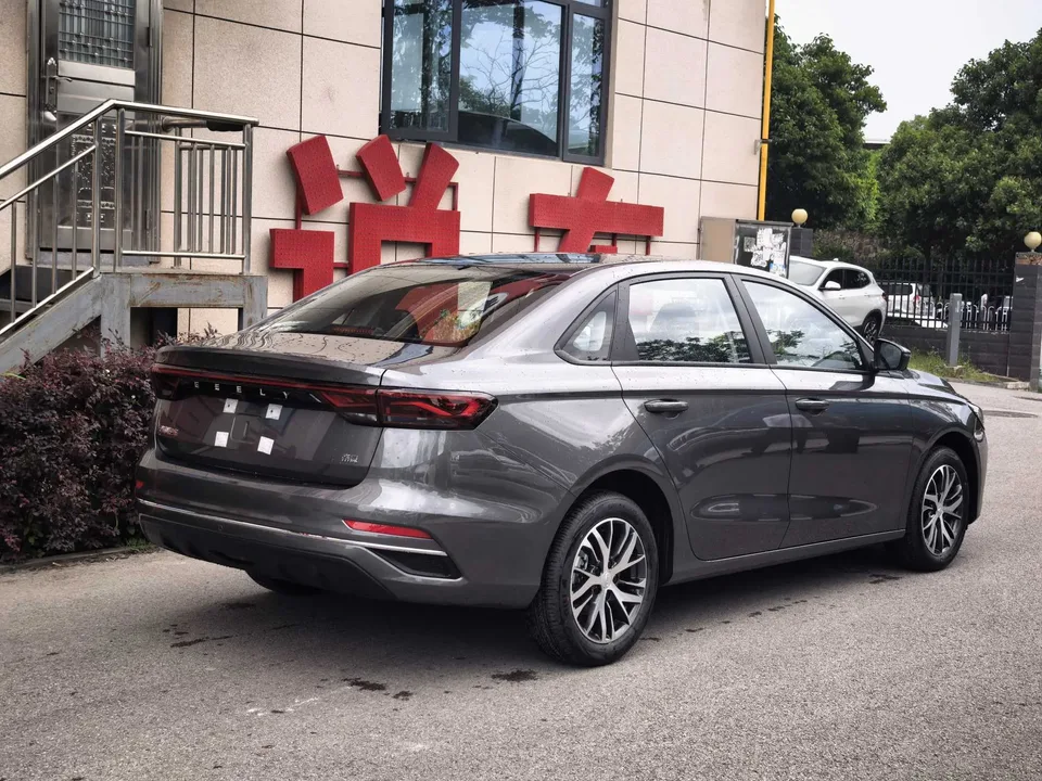 Geely Emgrand emgrand 4 Million Commemorative Edition 1.5L CVT Superior Model 2026 — thumbnail 2