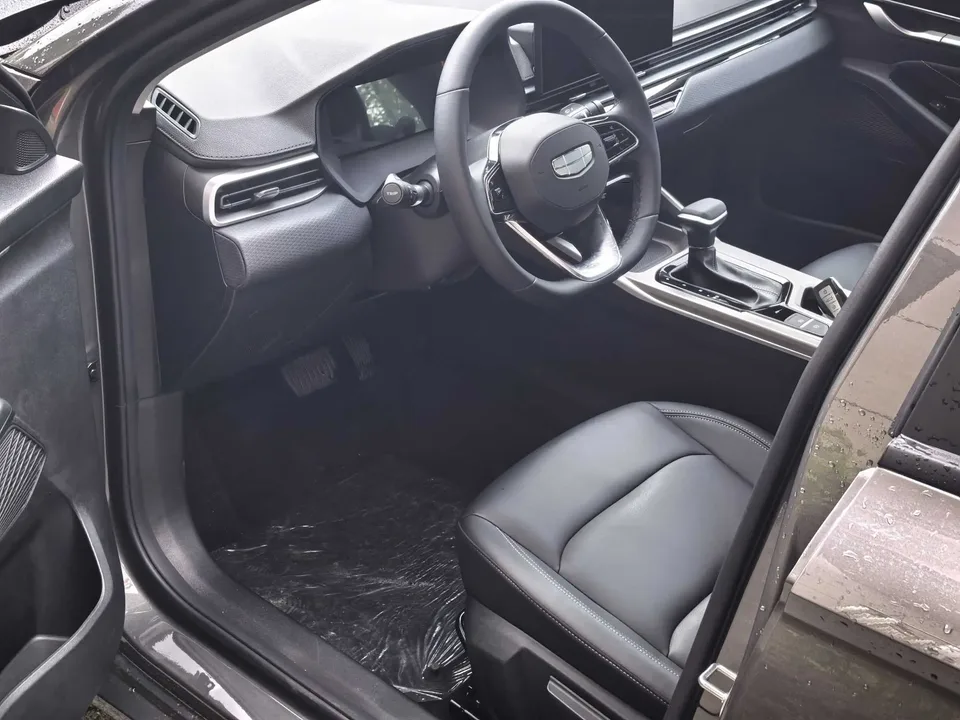 Geely Emgrand emgrand 4 Million Commemorative Edition 1.5L CVT Superior Model 2026 — thumbnail 3