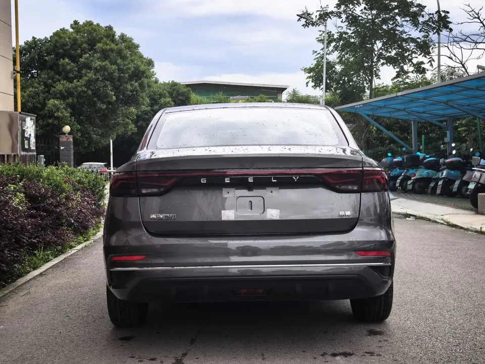 Geely Emgrand emgrand 4 Million Commemorative Edition 1.5L CVT Superior Model 2026 — thumbnail 4