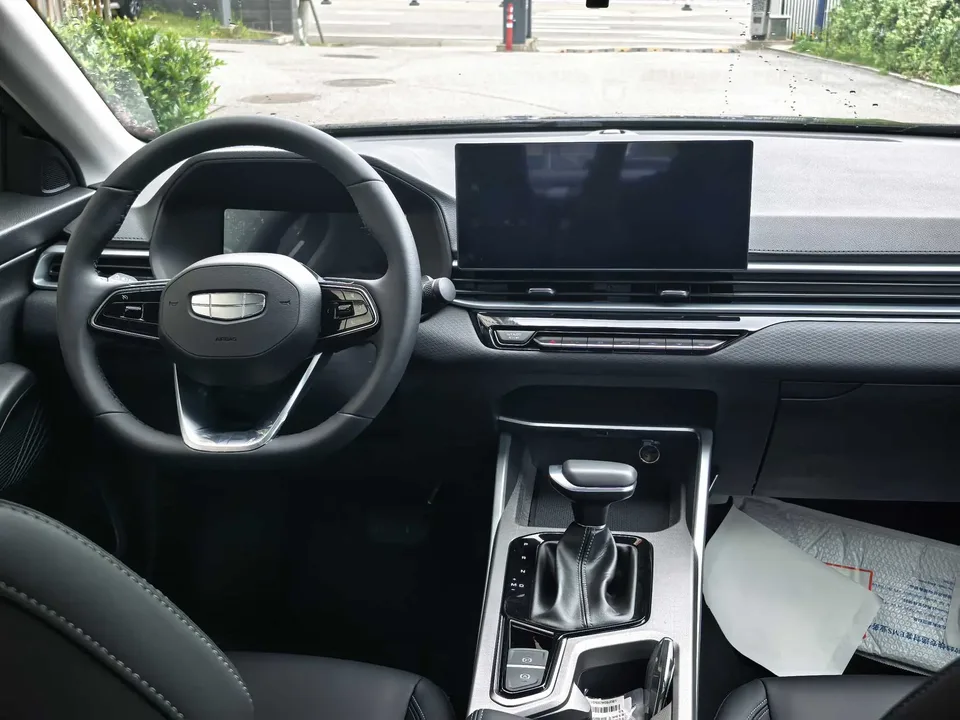 Geely Emgrand emgrand 4 Million Commemorative Edition 1.5L CVT Superior Model 2026 — thumbnail 5