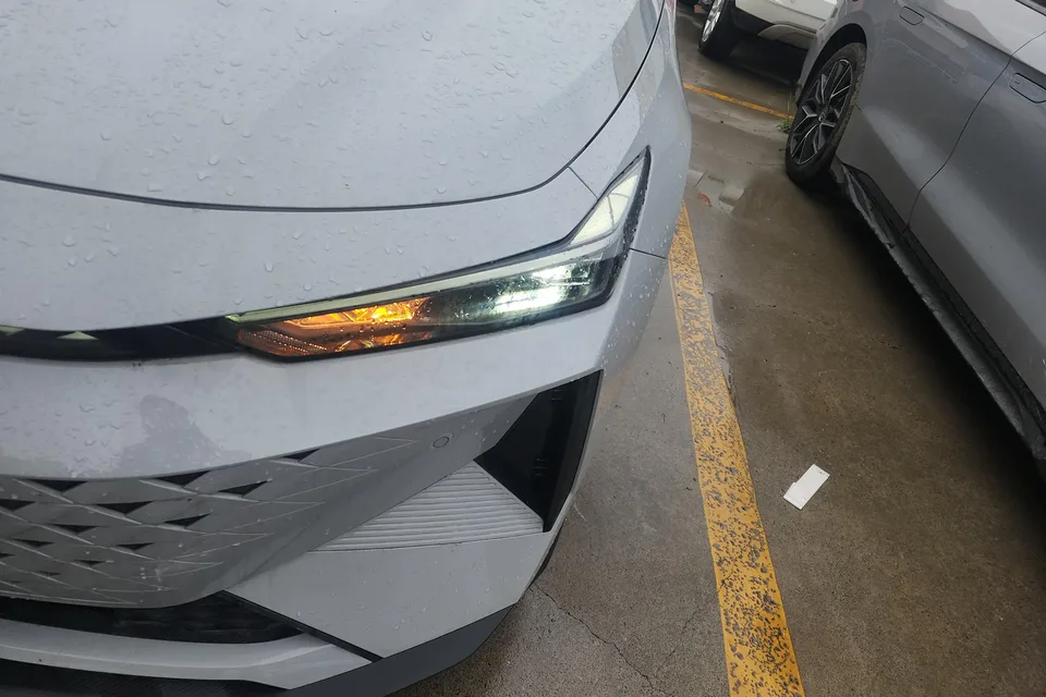 Changan UNI-V Blue Whale iDD 136km Smart Cool Edition 2024 — миниатюра 4